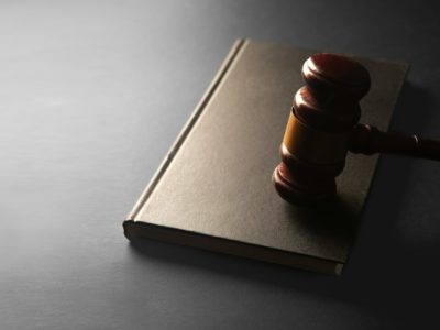 Судейский молоток на книге — банкротство застройщика и включение в реестр кредиторов